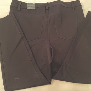 NWT / Torrid black 5 pocket skinny size 16R Pants